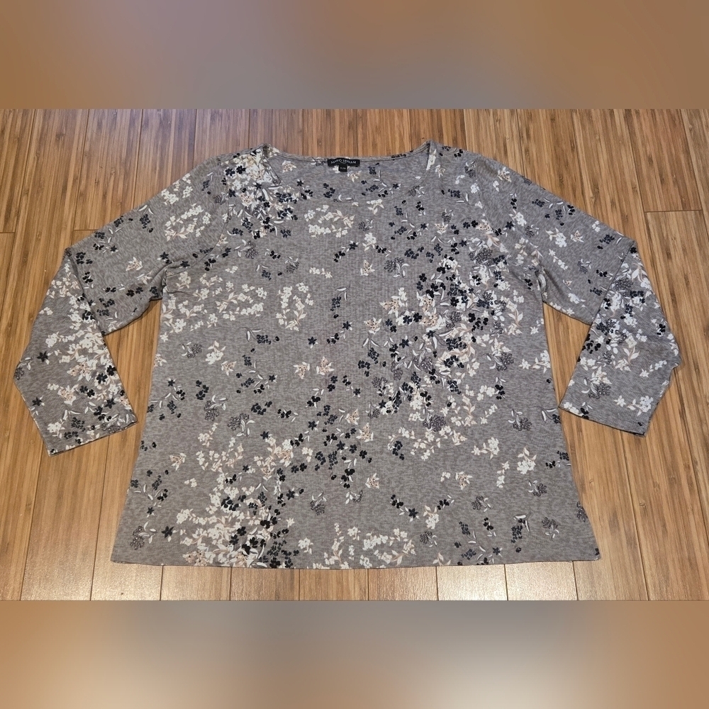 NWOT Mario Serrani Floral Top